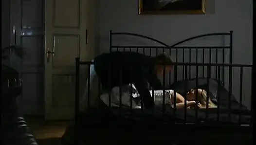 Ateşli sarışın mahkum hapishanede gardiyan tarafından sert sikiliyor