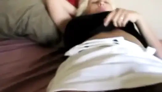 Olgun sarışın parmaklanıyor ve sonra sikiliyor