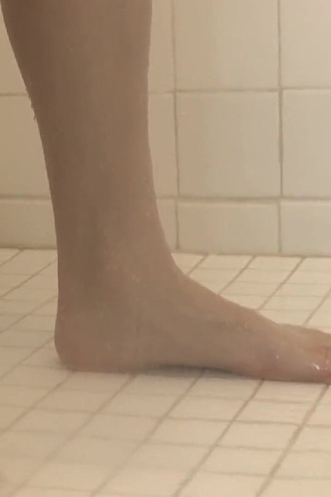 Alec Showers off