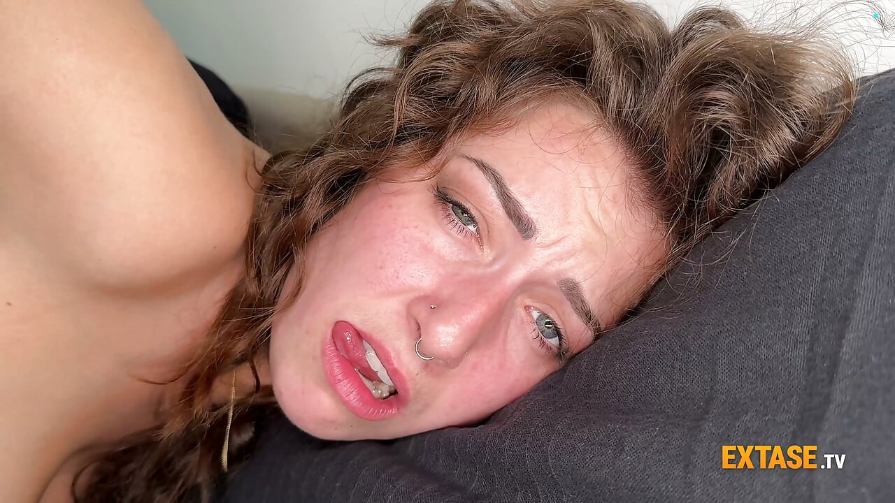 Gebogen ongeschoren Franse brunette rijdt op de pik van haar vriend