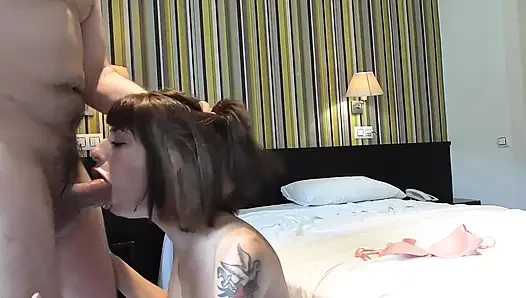 Seks intim dengan Silvia Soprano muda Italia, dia akhirnya menelan banyak kencing. Bagian 1