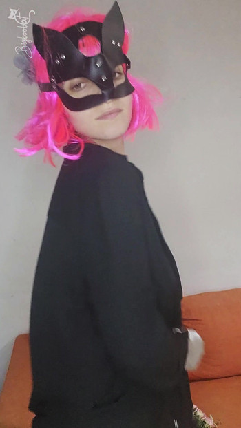 Moje velká šťavnatá prsa jsou připravena na sólo akci v mé rozkošné masce