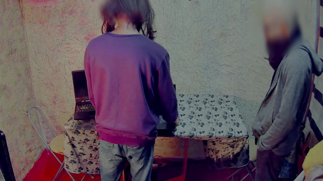 I pull out my dick in front of a old repair technician