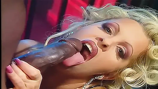 Büyük memeli sarışın mil zenci adam tarafından götünü sikiyor