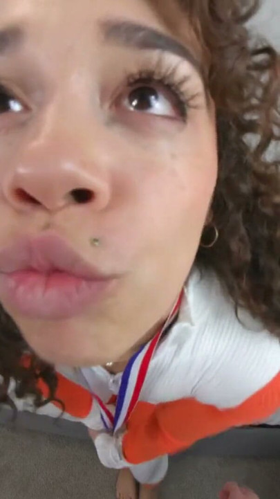 Perfect lichaam stiefdochter wil stiefvader om haar te ontspannen vóór de gouden medaille | Clip 1