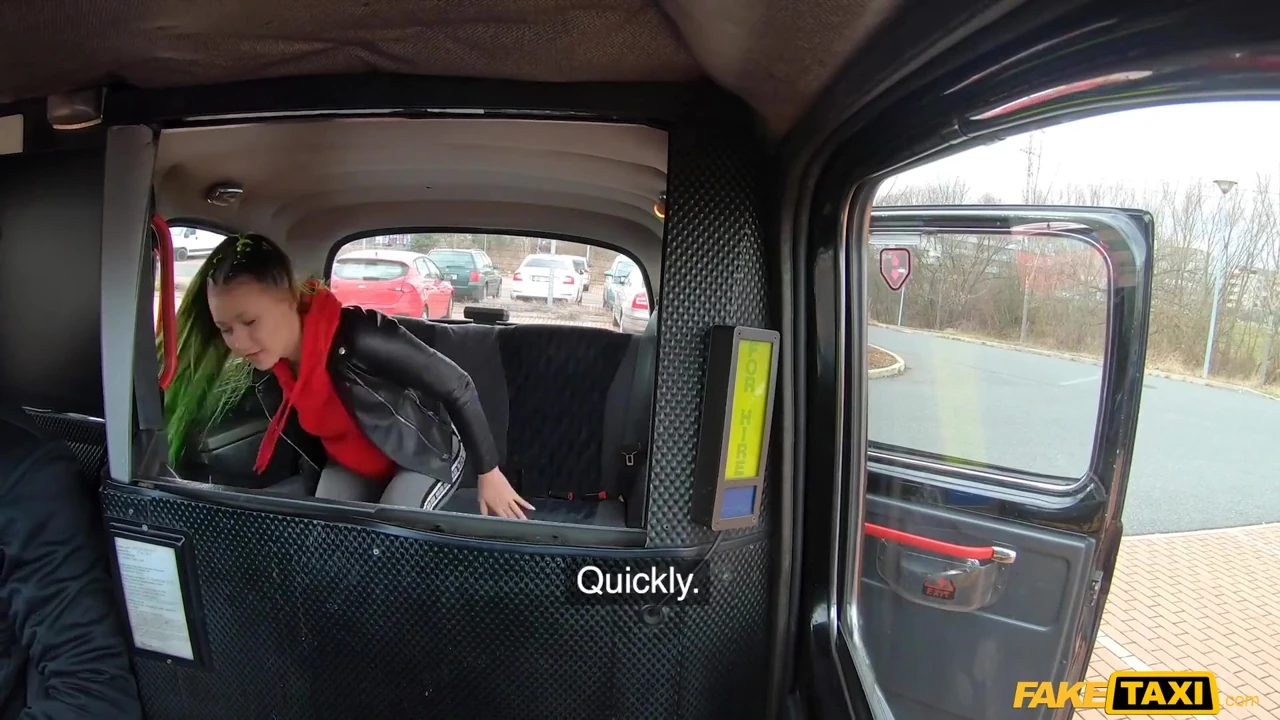 Fake taxi - edepsiz sarışınlar en yakın arkadaşlar Avrupalı taksici tarafından sikiliyor