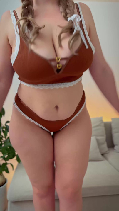 Une MILF exhibe son énorme cul, a l’air super quand elle le branle