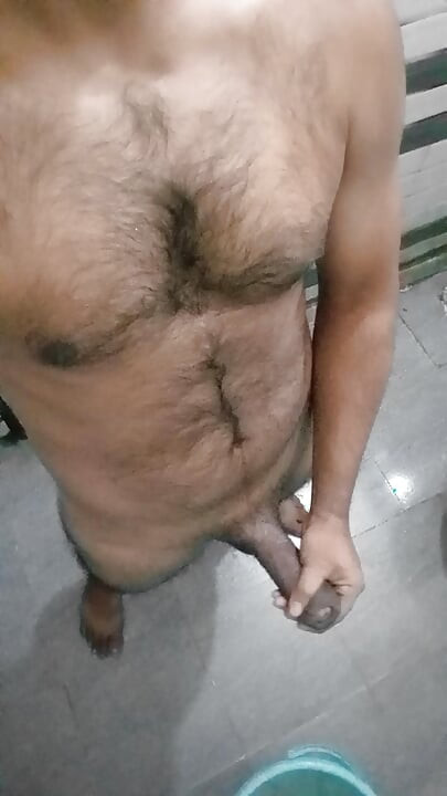 Dost Ki biwi Ki chut dekh kar apna lund bathroom me hilaya