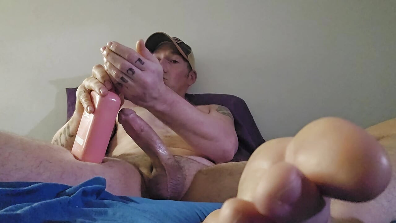 un piccolo azione con i piedi mentre lo schiaffeggiare in giro