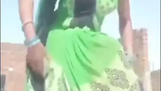 Девушка-бхожпури танцует и одевается