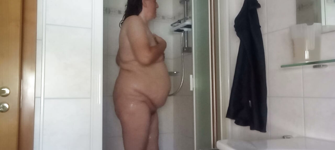 거대한 엉덩이를 가진 뚱뚱한 BBW가 샤워실에서 자위하기 Part 2
