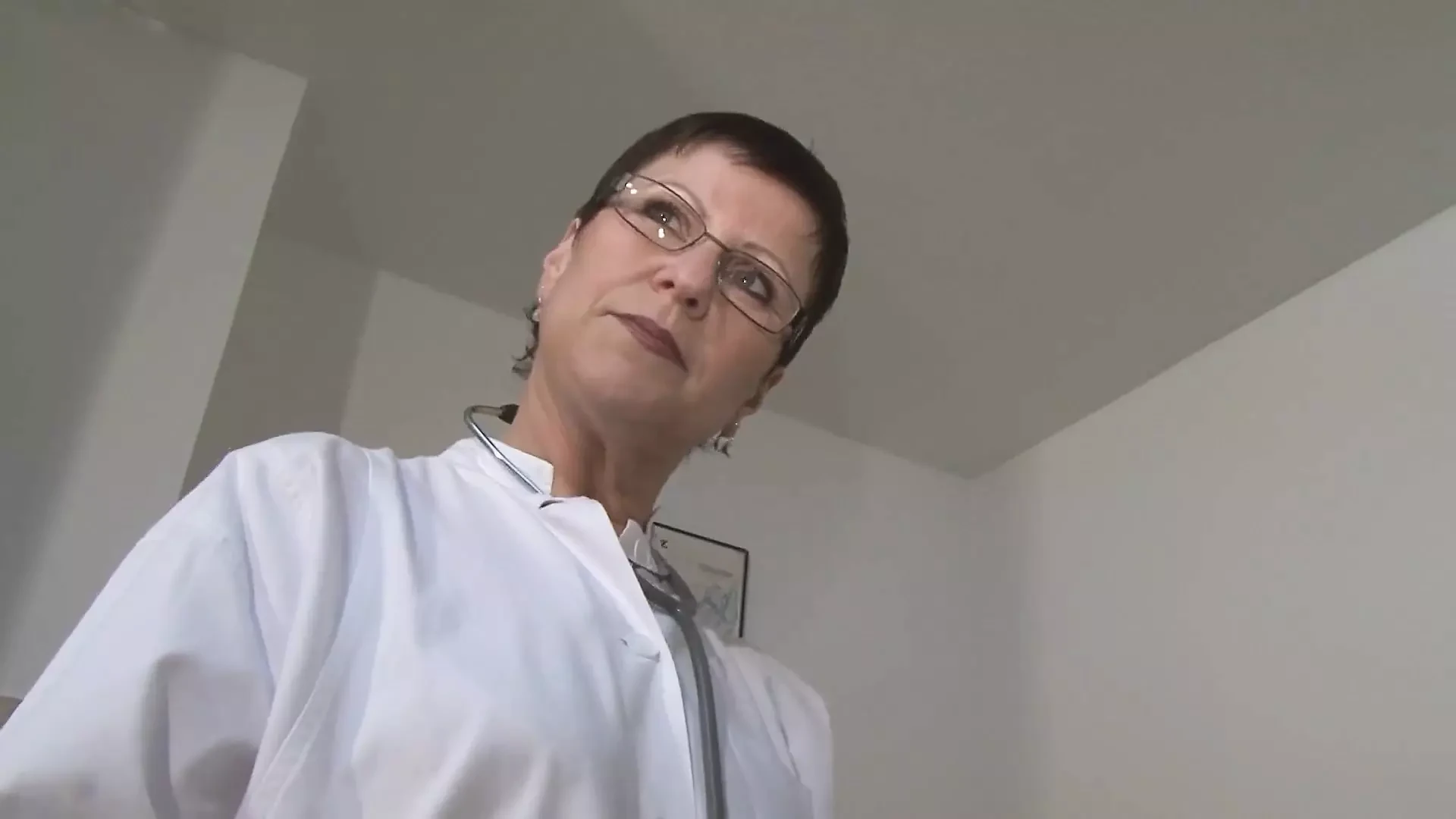 Irmgard, az érett orvosi asszisztens