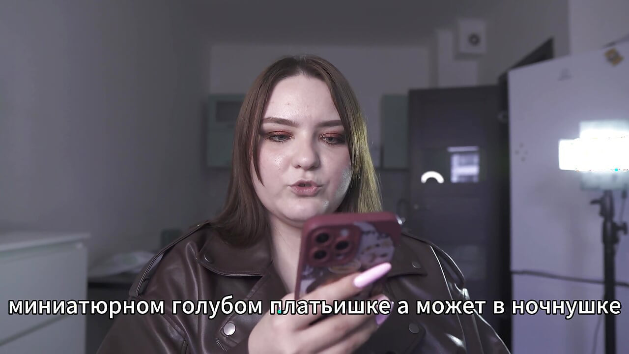 Porno hikayesi - teğmenin karısı memnuniyetle patronun altında yatıyor (Rus, sakso, sert seks, gavat)