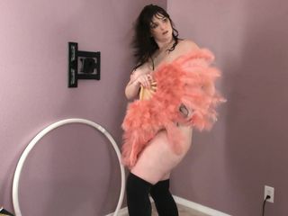 Une jolie BBW danse en fan sexy avec des bas à prise anale