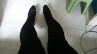Черные лакированные туфли-лодочки с соблазнительными колготками 23