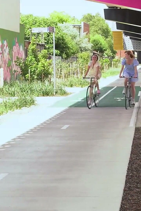 性感的多毛女同性恋女郎在厨房里互相舔舐并操黄瓜