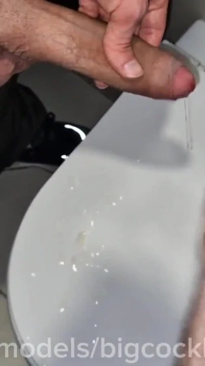 "Bir mağaza çalışanı umumi tuvalette sikildi. 💦 Çok ateşli"