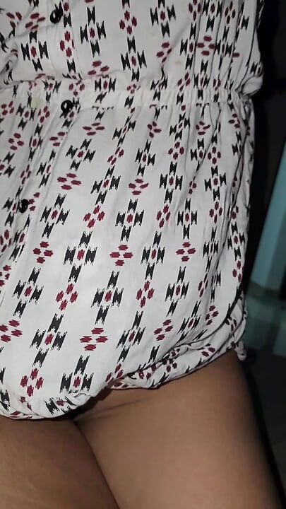 인도 여학생이 집에 남자친구를 불러서 부모님이 안 계실 때 섹스함