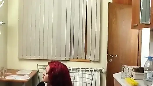 Emo-mädchen in der küche masturbiert