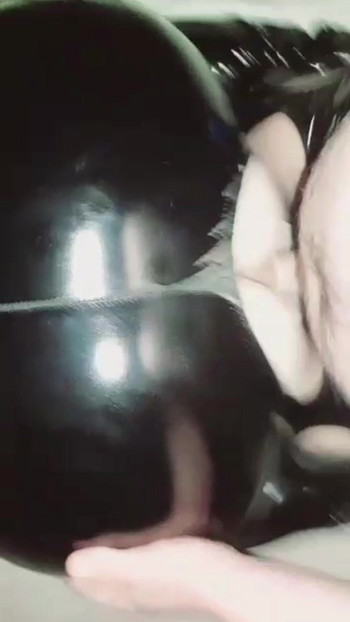 Žena u PVC-u jebe muškarca dok je muž na poslu