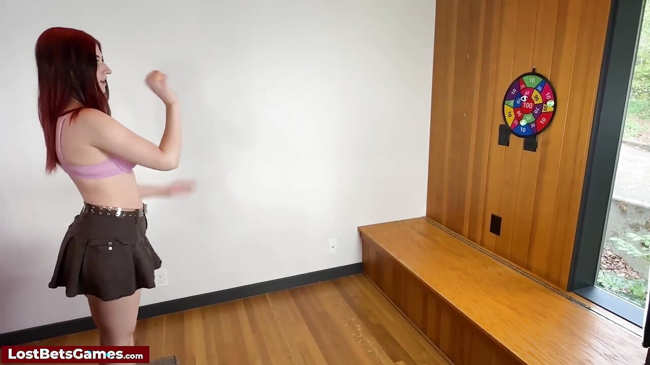 Un juego de dardos convertido en un juego de strip travieso