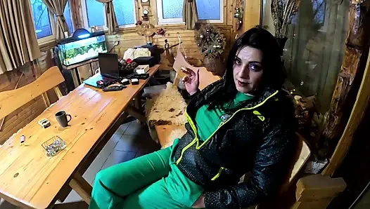 Green downjacket neckt beim rauchen, demütigung & schmutziges spermaspiel