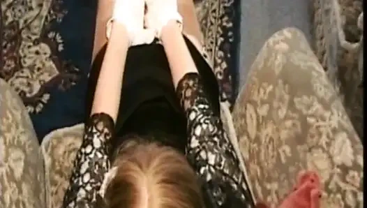 Крошка-блондинка Становится На Колени, Чтобы Сосать Член, Затем Жестко Долбят