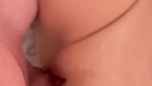 Istri hot ini suka banget dientot sama kontol besar - close up