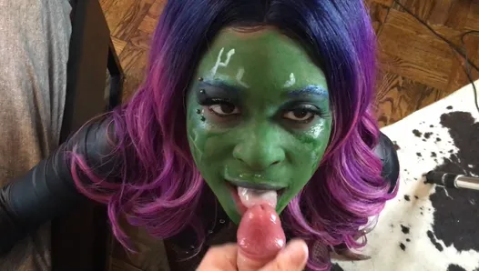 Gamora давится членом Quill: косплей-трах в рот, глубокий минет в глотку, минет