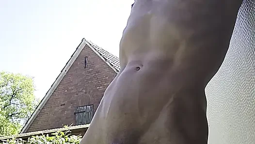 Dünner junge nackt, pissen und sperma. Pisse und sperma fließt von einem großen, unbeschnittenen schwanz im freien