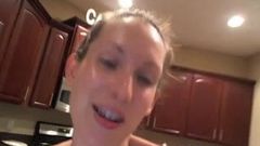 Webcammeisje dat haar benen in badkuip scheert en kont schudt