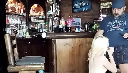 Pacarku mengisap aku dan teman-temanku muncrat di tenggorokan dan di payudara