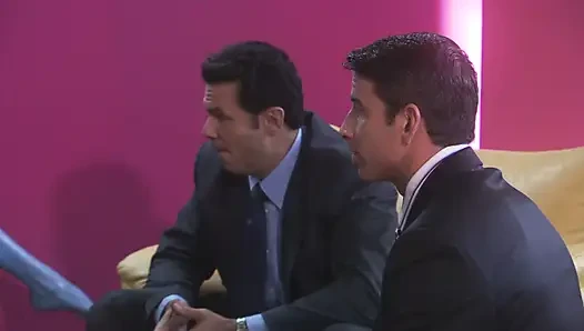 Çarpıcı esmer sert bir yarak için bacaklarını açıyor