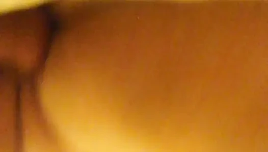 Seksi siyah kıyafet giyiyor ve domalarak sikiliyor