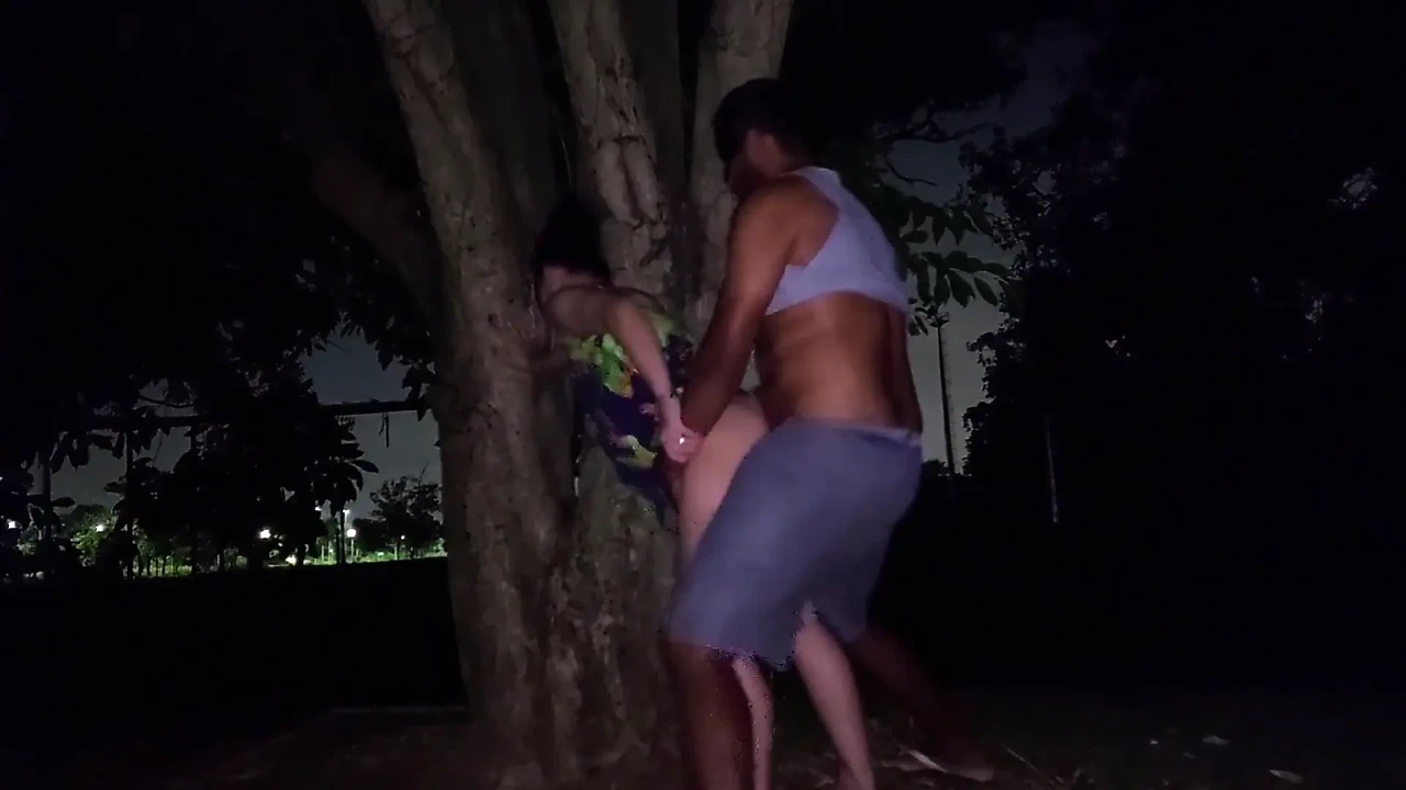 热辣的已婚女人晚上去散步, 最后在天才法庭上, 仍然喝了牛奶