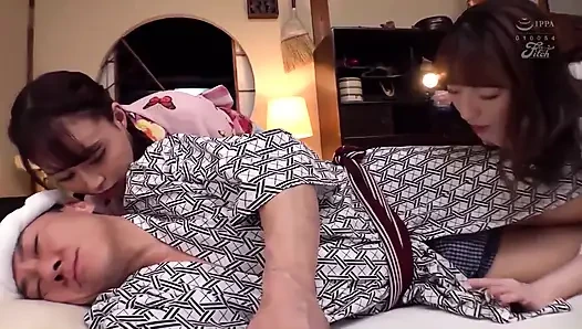 Homestay'nin 2 büyük memeli sürtüğü tarafından ters üçlü grup sekste sikiliyor. Bölüm 3