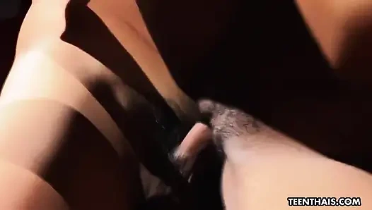 Cewek nakal weene dientot di threesome klub malam