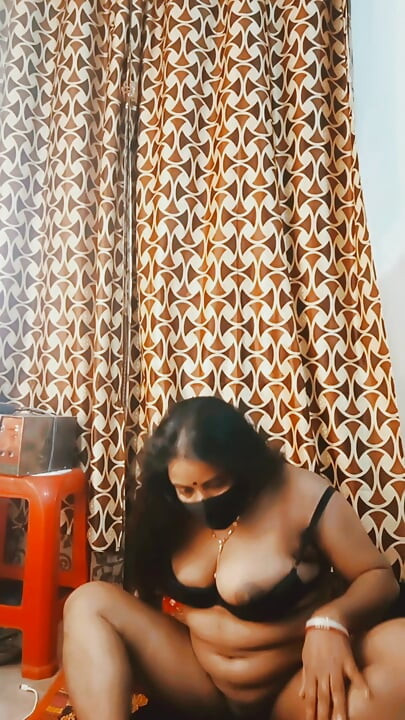 कामुक बौडी अपनी बड़ी रसदार चूत में उंगली करती है