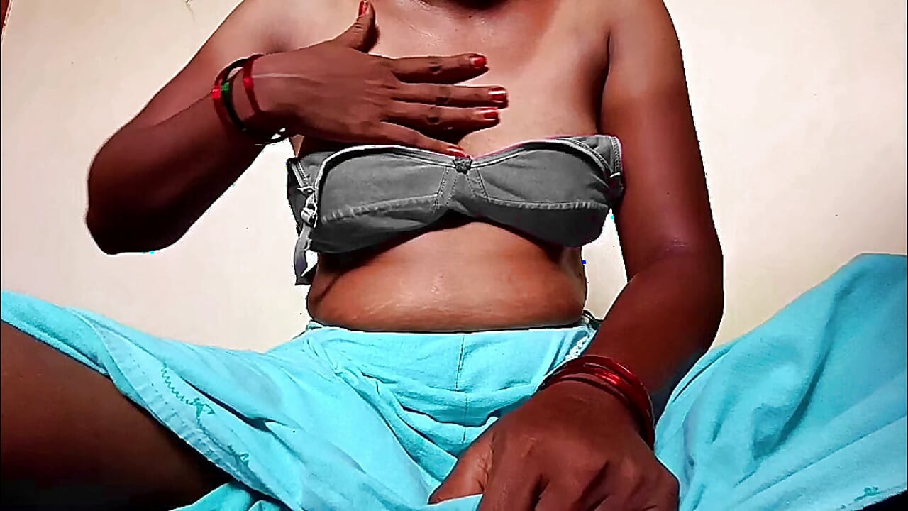 Ammu melepas branya, meremas payudaranya, dan merasa senang 137