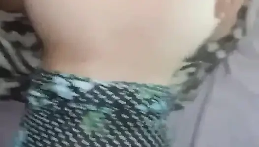 POV-doggystyle-ficken in ihrem blumenkleid