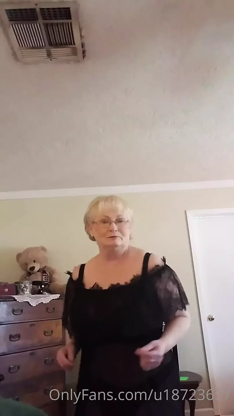 Nonna Gilf scuotendo il culo e ballando tutta la notte