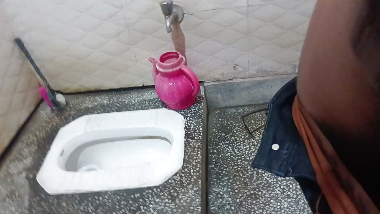 Smuk pige og mænd onanerer i en hot video