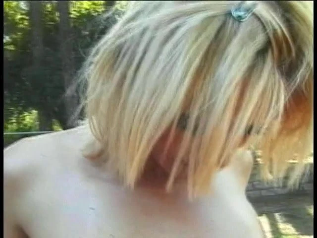 Vitk momak siše debeli kurac tranžera u parku