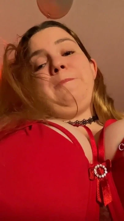 Emocionalni trenutak iz "Domme Marie Jaše - POV tri orgazma sa velikim sisama - 38G Red Torpedo Bra i Hitači magični štapić"