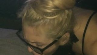 Blonde MILF ist nicht glücklich mit dem Filmen von Blowjob