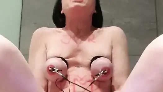 Orgazm ve fışkırtma ile elektrikli oyunlar