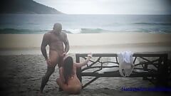Scopata in spiaggia pubblica - vera coppia amatoriale - rinnovare i voti e fare sesso in spiaggia