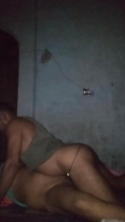 Bhabhi ne apni chut me mall under dalbaya