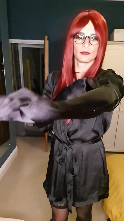 Ντυμένη με εσώρουχα και κοκκινομάλλα, η ερωμένη Τζέσικα δελεάζει και πειράζει με τον μεγάλο δονητή της 10