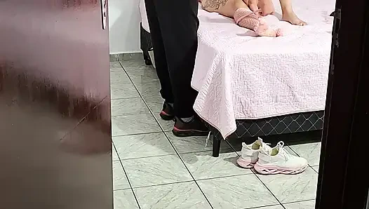 Üvey kız sabahın erken saatlerinde Karnaval'dan eve gelir ve sakso çekiyor.